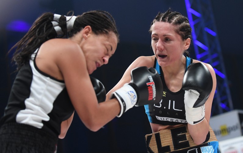 Ewa Brodnicka (L) i Włoszka Anita Torti (P), podczas walki o pas Mistrzyni Europy organizacji EBU