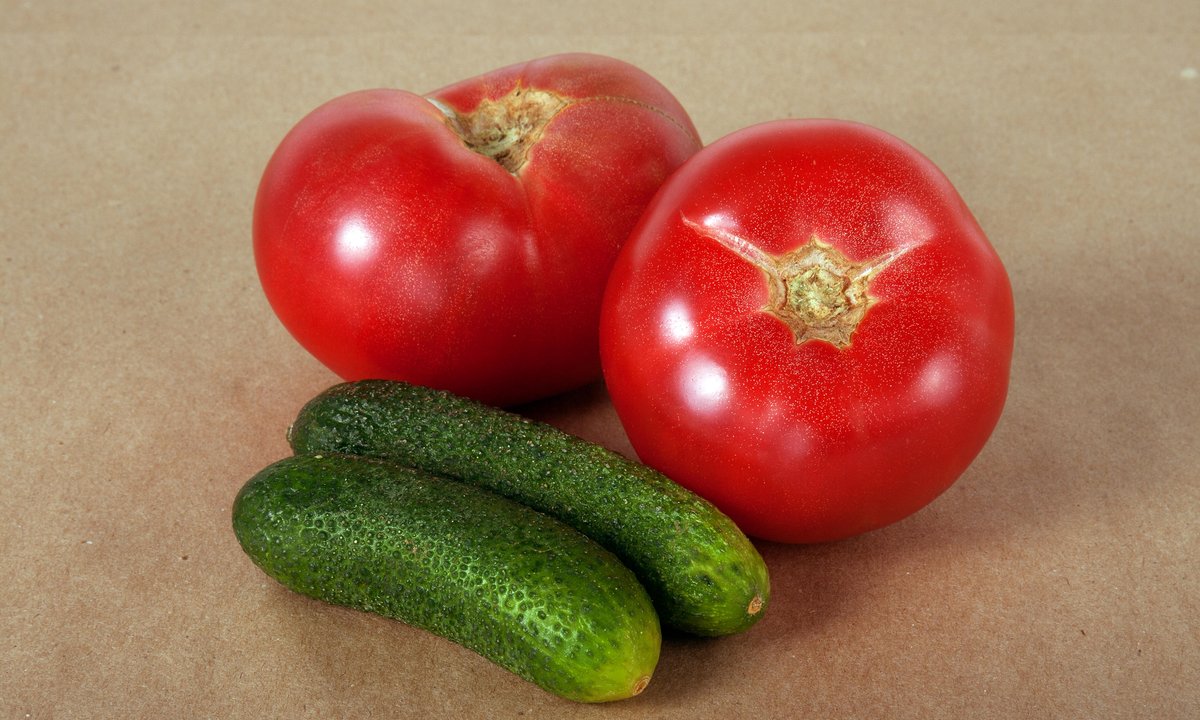 Łączysz ogórka z pomidorem? Wyjaśniamy, czy jest się czego obawiać
