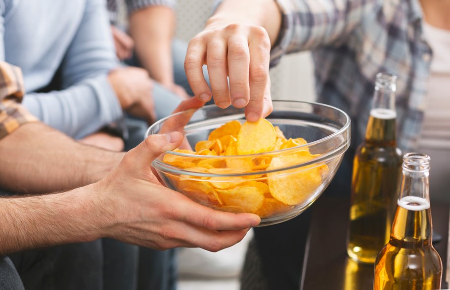 Spożywanie niezdrowych przekąsek i picie alkoholu nie sprzyjają odchudzaniu