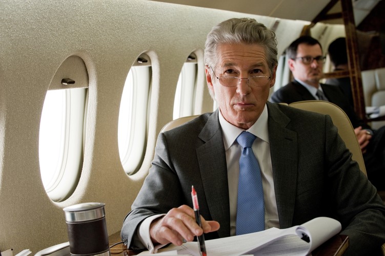 •	Arbitraż (Arbitrage, 2012) – amerykański film o multimilionerze, człowieku-wyroczni (w tej roli Richard Gere), który chce sprzedać swoją firmę zanim informacje o wielomilionowych stratach wyjdą na jaw. Główny bohater narobił sobie tyle problemów, że wyjście z nich wydaje się niemal niemożliwe. Poza interesującą fabułą zachętą do obejrzenia filmu jest fakt, że to koprodukcja Stanisława Tyczyńskiego i podkrakowskiego studia Alvernia Studios. Fot. Myles Aronowitz/Roadside Attractions via Bloomberg