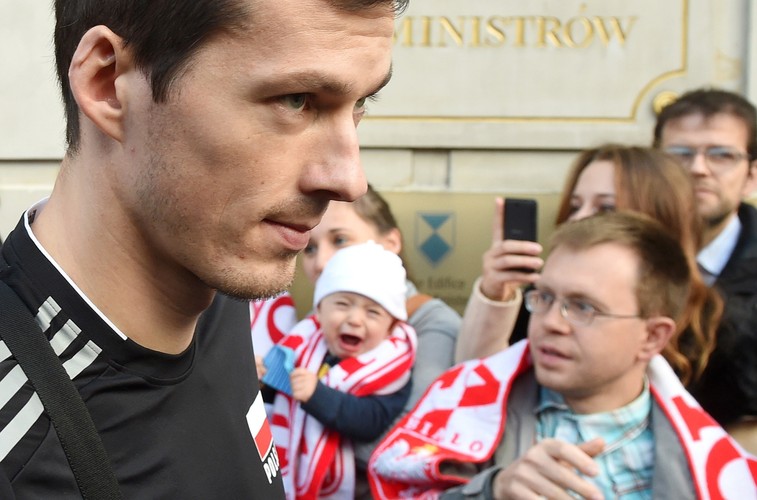 Siatkarz Rafał Buszek po wyjściu z siedziby Rady Ministrów ze spotkania 'złotej polskiej' reprezentacji mistrzostw świata siatkarzy z nową premier Ewą Kopacz