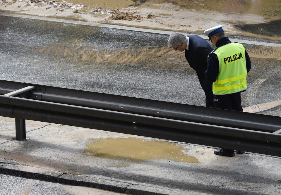 WARSZAWA TRASA ŁAZIENKOWSKA AWARIA WODOCIĄGÓW (awaria wodociągów na Trasie Łazienkowskiej)