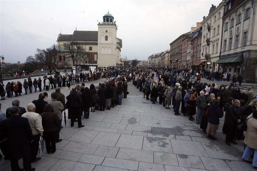 Kolejka ludzi ustawia się do prezydenta