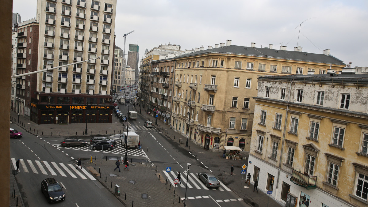 Władze Warszawy ogłosiły dziś wyniki konkursu na koncepcję zagospodarowania tzw. Placu Pięciu Rogów w centrum miasta. Wygrał pomysł stworzenia otwartego, skromnego placu z aleją drzew zamiast miejsc dla samochodów. Przebudowa placu może się rozpocząć w 2018 r.