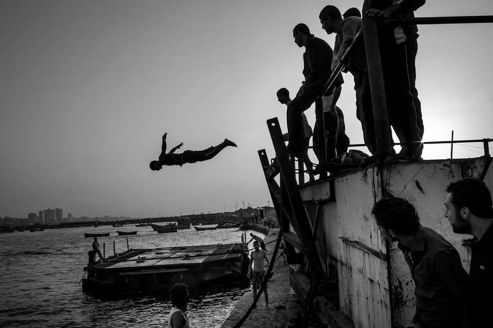 Młodzież korzysta z otwartej bramy w porcie w mieście Gaza. Niestety skoki odbywają się wprost do zanieczyszczonej wody. Zdjęcie pochodzi z fotoreportażu Jakuba Kamińskiego