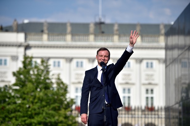 Wystąpienie prezydenta Andrzeja Dudy przed Pałacem Prezydenckim.