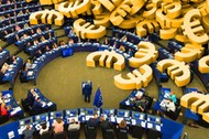 parlament europejski europosłowie biura przekręt afera