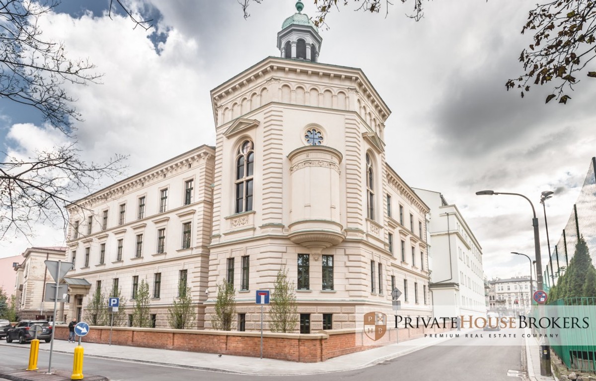 Najdroższy w Krakowie, a zarazem najbardziej unikatowy w Polsce jest 665-metrowy apartament w dawnym budynku zakonu przy ulicy Koletek pod Wawelem. Czteropoziomowy penthouse ma 10 pokoi, sześć łazienek, prywatną windę i klatkę schodową. Na pierwszym poziomie, o powierzchni ok. 280mkw., jest reprezentacyjny holl i dwa małe apartamenty, z których każdy ma salon z aneksem kuchennym, sypialnię, łazienkę, pokój SPA i wyjście na ogród. Drugi poziom, ok. 160 mkw., to trzy sypialnie z własnymi garderobami i łazienkami oraz biblioteka.