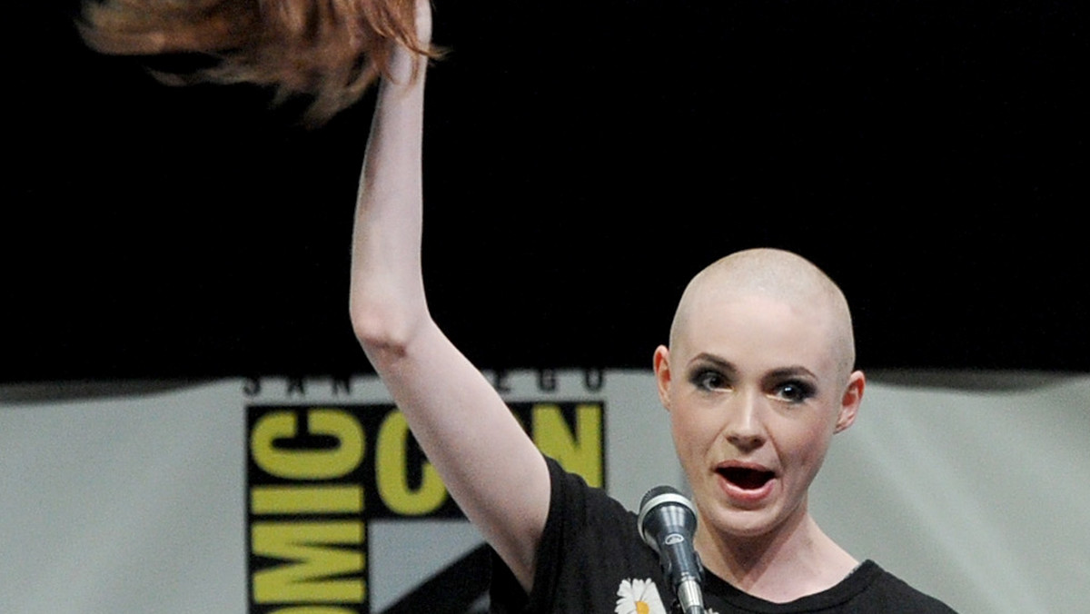 Karen Gillan łysa na Comic Conie