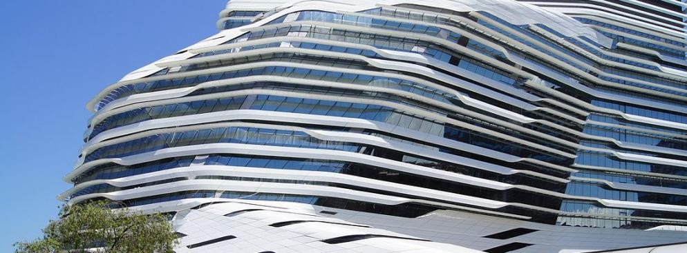 <strong>Jockey Club Innovation Tower, Politechnika w Hong Kongu</strong>
<br></br>
Futurystyczny wieżowiec Jockey Club Innovation Tower należy do Politechniki w Hong Kongu, a zaprojektowany został przez słynną iracką architekt Zahę Hadid. W przestrzennym gmachu na co dzień odbywają się zajęcia dla studentów wzornictwa i designu. W zamyśle władz uczelni Innovation Tower ma umocnić Hong Kong w azjatyckiej czołówce ośrodków wzornictwa.
<br></br>
fot. Sebastian Wallroth / Wikimedia Commons, lic. cc-by-sa
<br></br>