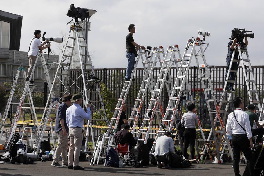 Dziennikarze czekający na opuszczenie aresztu przez Carlosa Ghosna. Tokio, 25 kwietnia 2019 r.