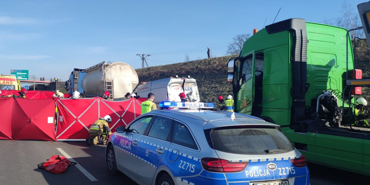 Nowe Grocholice. Bus zderzył się z dwoma ciężarówkami. 