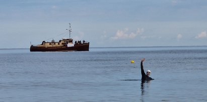 Tego nie dokonał nikt wcześniej. Polak płynie wpław przez Bałtyk do Szwecji. Pojawiły się jednak pierwsze problemy