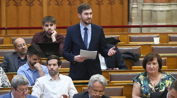 A Momentum szerint megszorítások helyett az EU-s pénzekre lenne szüksége az országnak / Fotó: MTI/Bruzák Noémi