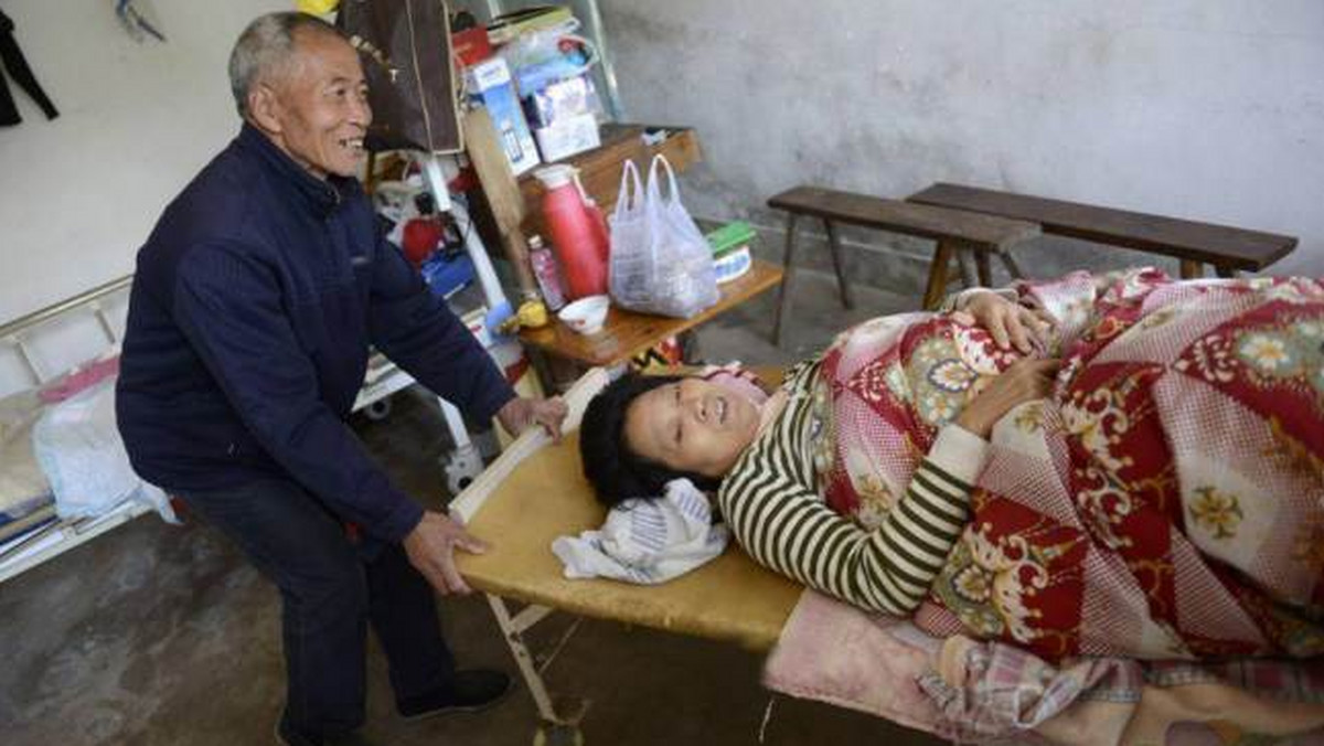 Mei Guanghan ma 66 lat. Kiedy jego żona zapadła w śpiączkę, nie miał pieniędzy na leczenie. Pożyczył więc gigantyczną kwotę 67 milionów juanów od różnych osób i spłacił należność co do grosza - po 24 latach życia w biedzie.