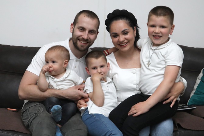 Sanja i Nikola Brašnjević sa sinovima Lazarom, Stefanom i Despotom