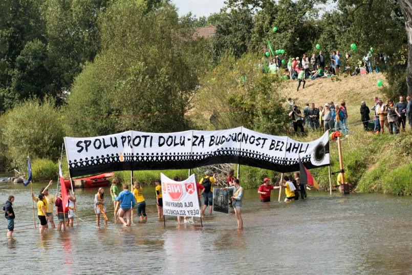Aktywiści Greenpeace podczas protestu "Łańcuch Ludzi STOP Odkrywce". Fot. PAP/Lech Muszyński