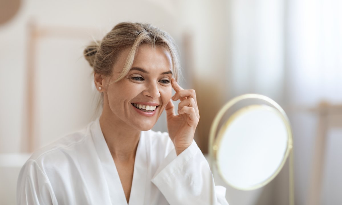 Silny kremożel na worki pod oczami — aktywuje 14 genów odpowiedzialnych za napięcie skóry. Kosmetyczki go uwielbiają