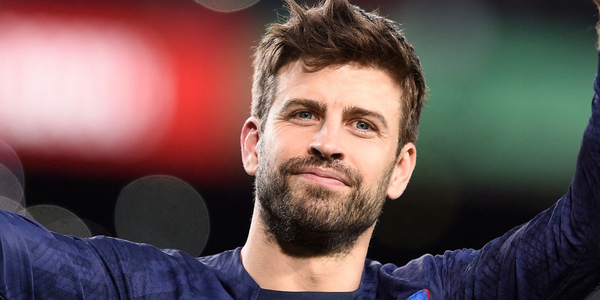 Gerard Pique przestał się kryć i oficjalnie pozuje z dziewczyną. 