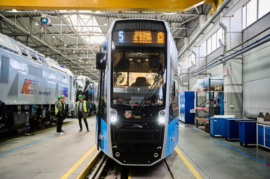 Prezesi MPK odwiedzili zakład w Bydgoszczy i oglądali pierwszy tramwaj z nowej serii przeznaczonej dla Wrocławia
