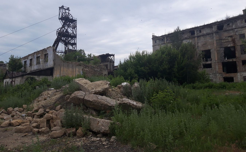 Na rosyjsko-ukraińskiej wojnie o Zagłębie Donieckie zginęło kilkanaście tysięcy osób. Konflikt trwa już dłużej niż sowiecko-niemiecka wojna lat 1941–1945, która dla mieszkańców Donbasu często bywa punktem odniesienia. Poza tym wojskowym jest tu jeszcze jeden front. To górnicy, którzy mimo ostrzałów i opóźnień w wypłacie pensji nie porzucili swoich kopalń. Gdyby to zrobili, kopalniom groziłoby zalanie, a co za tym idzie – apokalipsa dla kilku miast, w których nie ma nic poza nimi. Kopalnia Zołote leży w 12-tysięcznym miasteczku o tej samej nazwie w obwodzie ługańskim, 800 m od linii rozgraniczającej pozycje ukraińskie od sił samozwańczej Ługańskiej Republiki Ludowej.