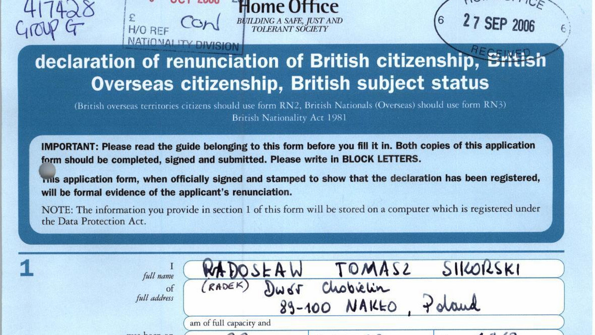 Radosław Tomasz Sikorski nie jest już Brytyjczykiem. Szef MSZ zapowiadał dzisiaj w Radiu ZET, że zrzekł się już obywatelstwa brytyjskiego i przedstawi niedługo stosowny certyfikat, co stało się przed południem.
