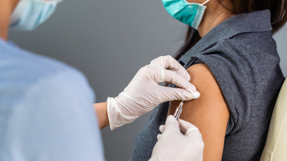 Główny powód, dla którego Polacy się nie szczepią, to brak wiary w bezpieczeństwo szczepionek
