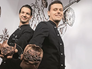 Tomasz Sienkiewicz (z lewej) i Krzysztof Stypułkowski, założyciele Manufaktury Chocolate Story, od lat zarabiają na rzemieślniczej czekoladzie. W środku pandemii tworzą nową markę z wyrobami dla wegan