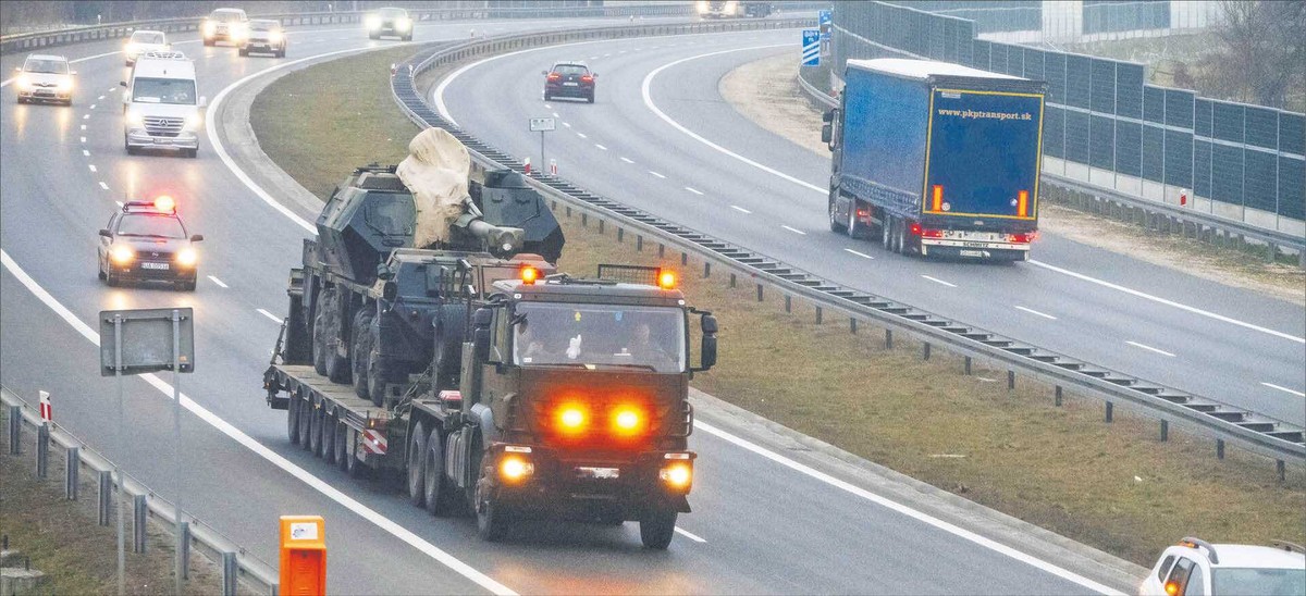 Kluczowa jest budowa połączeń transportowych (dróg i linii kolejowych) w osi północ-południe. Dziś przejazd pociągiem z Tallinna do rumuńskiej Konstancy trwa 2,5–3 dni