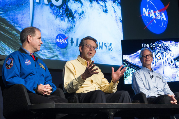 Astronomowie NASA na razie nie wiedzą, czy może ona pochodzić z wnętrza planety, czy z atmosfery