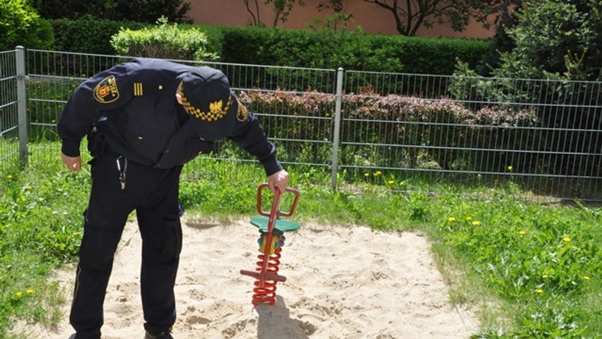 Sprawdzą ich stan czystości oraz stan techniczny zabawek i zabezpieczeń. Stołeczni strażnicy miejscy rozpoczynają właśnie kontrole placów zabaw. Sprawdzą w sumie około tysiąca takich miejsc w Warszawie.