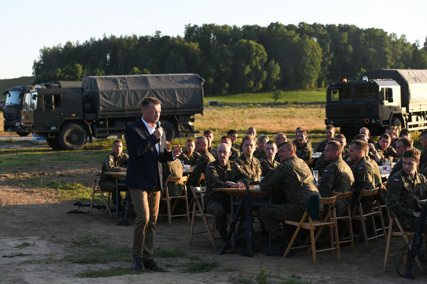 Minister obrony narodowej Mariusz Błaszczak (L) na spotkaniu z żołnierzami w bazie wojskowej przy granicy polsko-białoruskiej