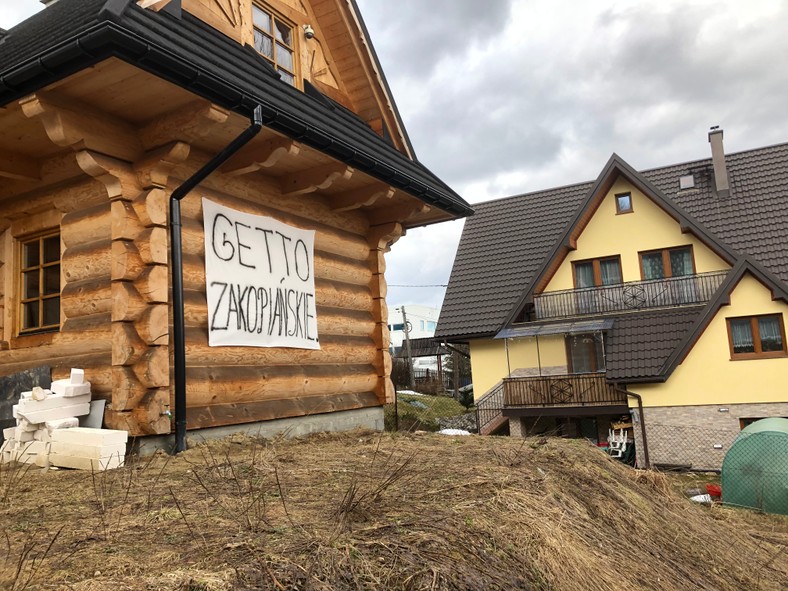 Protest mieszkańców ulicy Chyców Potok przeciwko budowie wysokiego muru na linii kolejowej