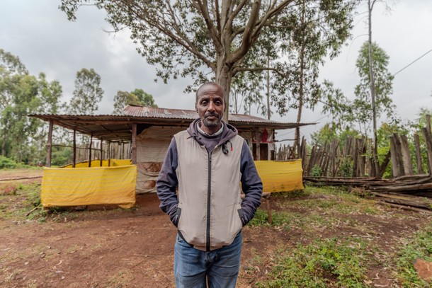 Zenebe Mamo przed wejściem do swojego biura w Jelisa Cheka