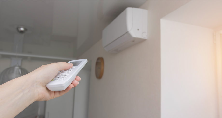 Zmiana zachowań związanych z użytkowaniem klimatyzacji, oświetlenia czy ogrzewania w pomieszczeniach pozwala obniżyć koszty energii nawet o 5 proc.