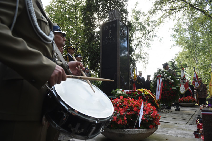 Uroczystości na Wojskowych Powązkach pod pomnikiem Gloria Victis O godzinie 17 rozpoczęły się główne uroczystości 71. rocznicy Powstania Warszawskiego. Na wojskowych Powązkach powstańcy i mieszkańcy stolicy oddają hołd powstańcom. Przy pomniku Gloria Victis obecni są między innymi: premier Ewa Kopacz, marszałek Sejmu Małgorzata Kidawa-Błońska, prezydent Warszawy Hanna Gronkiewicz-Waltz, metropolita warszawski arcybiskup Kazimierz Nycz, prezydent-elekt Andrzej Duda. W godzinę "W", kiedy zawyły syreny, na minutę stanęło miasto. 1 sierpnia 1944 roku do nierównego boju z Niemcami ruszyło około 30 tysięcy powstańców, mieli walczyć kilka dni, skapitulowali po 63 dniach.