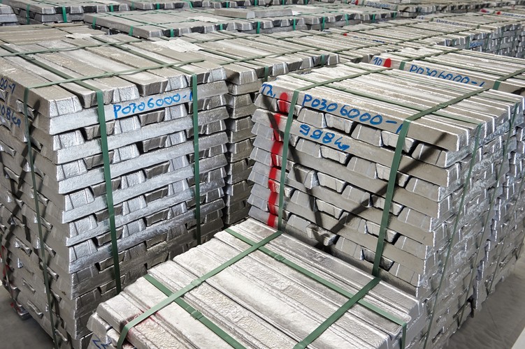 W nowym zakładzie wytwarzane będą elementy aluminiowe głównie dla przemysłu telekomunikacyjnego.

<br>Na zdjęciu Sztabki aluminium przygotowane do topienia. <br><br><br>fot. (aw/mr) PAP/Adam Warżawa