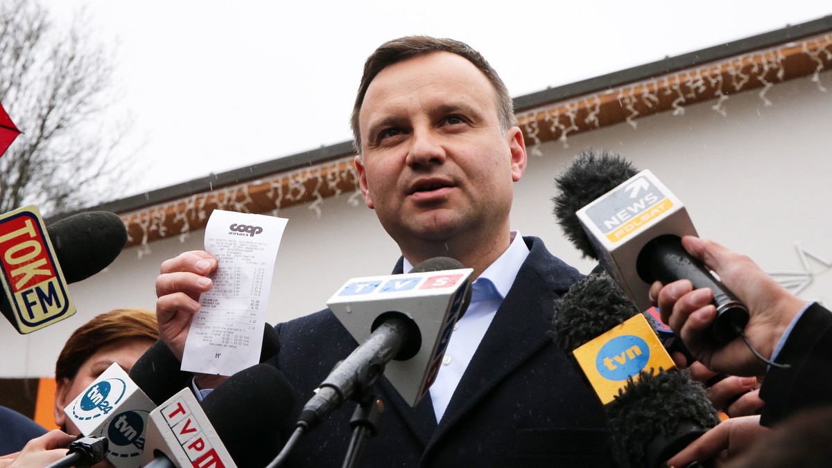 Kandydat PiS na prezydenta Andrzej Duda ocenił, że w sprawie SKOK "trwa wielka manipulacja". Jednocześnie podkreślił, że prezydent Lech Kaczyński "wykonał swój konstytucyjny obowiązek", kierując w 2009 r. ustawę ws. SKOK-ów do Trybunału Konstytucyjnego. Ustawa ta m.in. obejmowała SKOK-i nadzorem Komisji Nadzoru Finansowego.