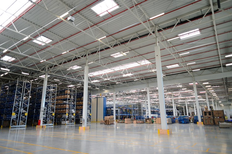 Nowy obiekt ma łączną powierzchnię 32 tys. mkw., z czego przestrzeń magazynowa zajmuje 30 tys. mkw. <br><br> fot.  (jk/mr) PAP/Jakub Kaczmarczyk