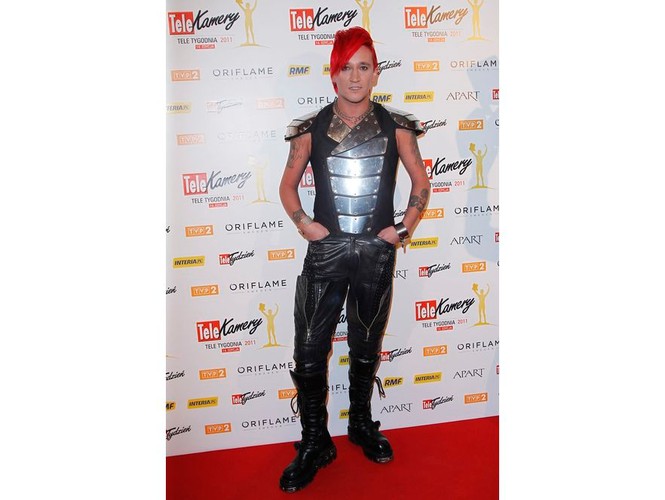 Michał Wiśniewski, w jednym ze swoich oryginalnych strojów, błyszczał w świetle fleszy. Dosłownie.