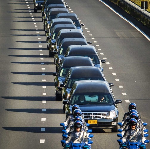 Kondukt żałobny karawanów jedzie z lotniska w Eindhoven