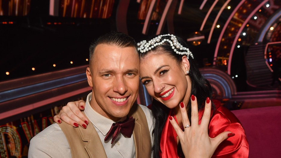 Amikor még minden rendben volt: Köcse György és Stana Alexandra a Dancing with the Stars első évadában boldogan mutatták meg az eljegyzési gyűrűt /Fotó: TV2