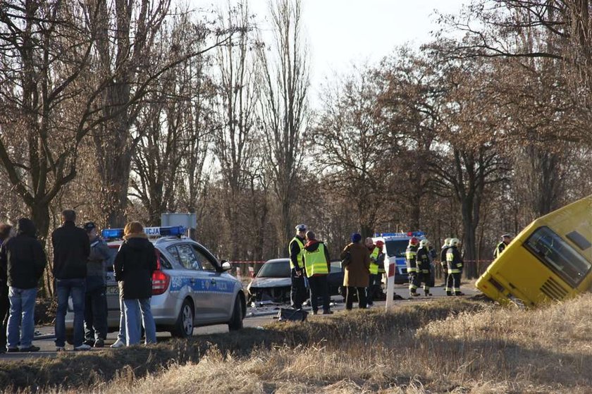 To był motocykl. Zderzył się z autobusem. Motocyklista zginął. 20 osób jest rannych