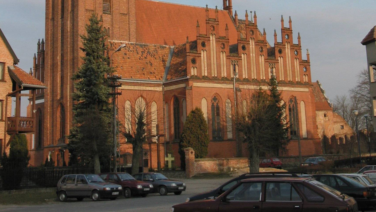 Gdy władze Pieniężna (woj. warmińsko-mazurskie) postanowiły rozmontować pomnik sowieckiego generała, który prześladował polskich partyzantów z AK, w Rosji nie posiadano się z oburzenia. Bo tam gen. Iwan Czerniachowski to wielki bohater wojny z Niemcami. Dlatego jeden z rosyjskich bogaczy chce pomnik od władz gminy odkupić, a zapłaci... ciężarówką ze zbożem.