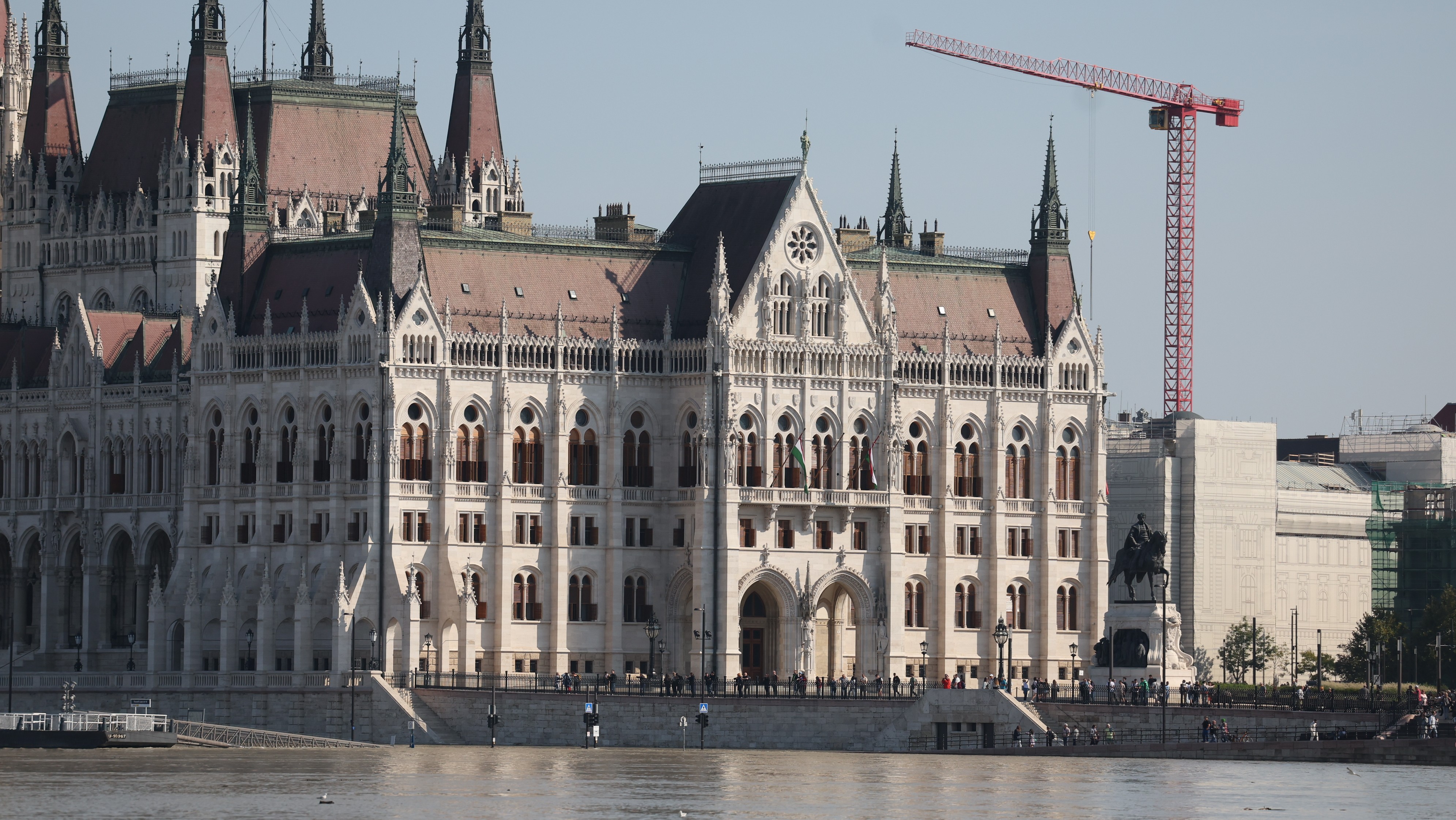 Víz alatt a rakpart, már a Parlament küszöbét nyaldossa a Duna – Friss fotókon a budapesti árvízhelyzet