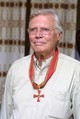 Karlheinz Böhm Etiópiában, amint átveszi a Német Szövetségi Érdemrendet humanitárius tevékenységéért. A díjat saját kérésére nem Németországban, hanem Afrikában adták át neki, ahol éveken át dolgozott az emberek életének jobbá tételén. 
