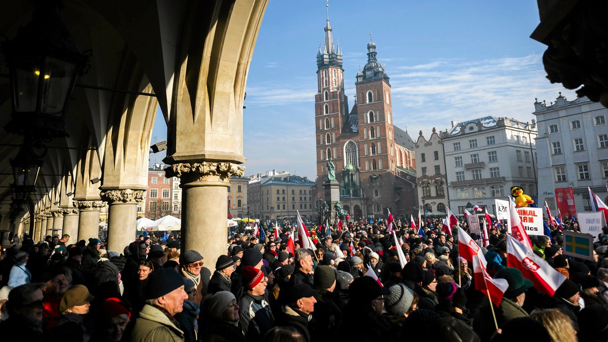 W wielu polskich miastach, w tym Gdańsku, Opolu, Bydgoszczy, Olsztynie, Poznaniu i Warszawie odbyły się w sobotę manifestacje Komitetu Obrony Demokracji. Protesty związane były z wprowadzonymi ostatnio przez rząd zmianami dotyczącymi m.in. Trybunału Konstytucyjnego i mediów publicznych. Na Rynku Głównym w Krakowie zebrało się ok. 2 tys. osób.