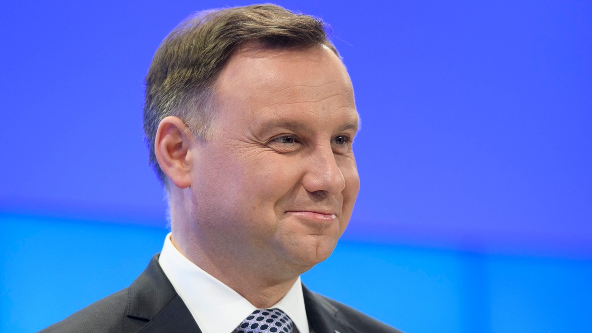 Prezydent Andrzej Duda jest liderem rankingu zaufania, ufa mu 73 proc. badanych. Premierowi Mateuszowi Morawieckiemu ufa 68 proc. a wicepremier Beacie Szydło - 61 proc. Z największą nieufnością spotykają się Grzegorz Schetyna (50 proc.), Jarosław Kaczyński (43 proc.) i Zbigniew Ziobro (34 proc.).