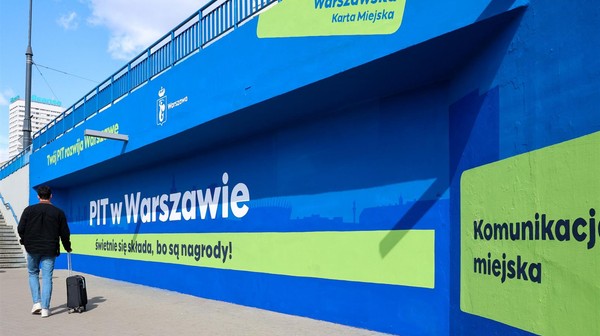 Warszawa oferuje swoim podatnikom liczne udogodnienia. Osoby rozliczające PIT w stolicy mogą korzystać z programu Karta Warszawiaka, który zapewnia zniżki na bilety komunikacji miejskiej oraz dostęp do szerokiej oferty kulturalnej i sportowej.