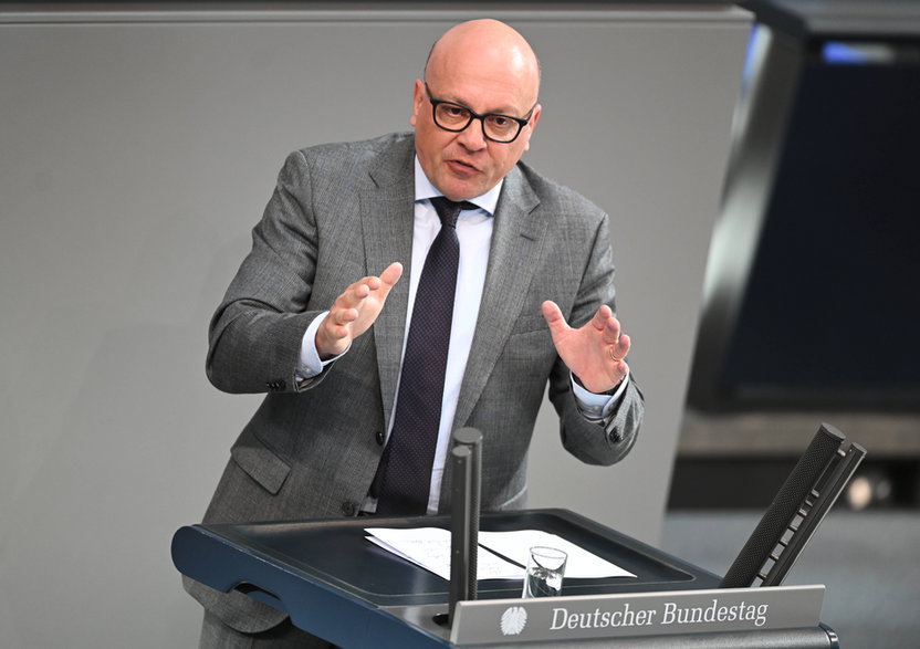 Alexander Throm przemawia w Bundestagu. Berlin, 2 marca 2023 r.